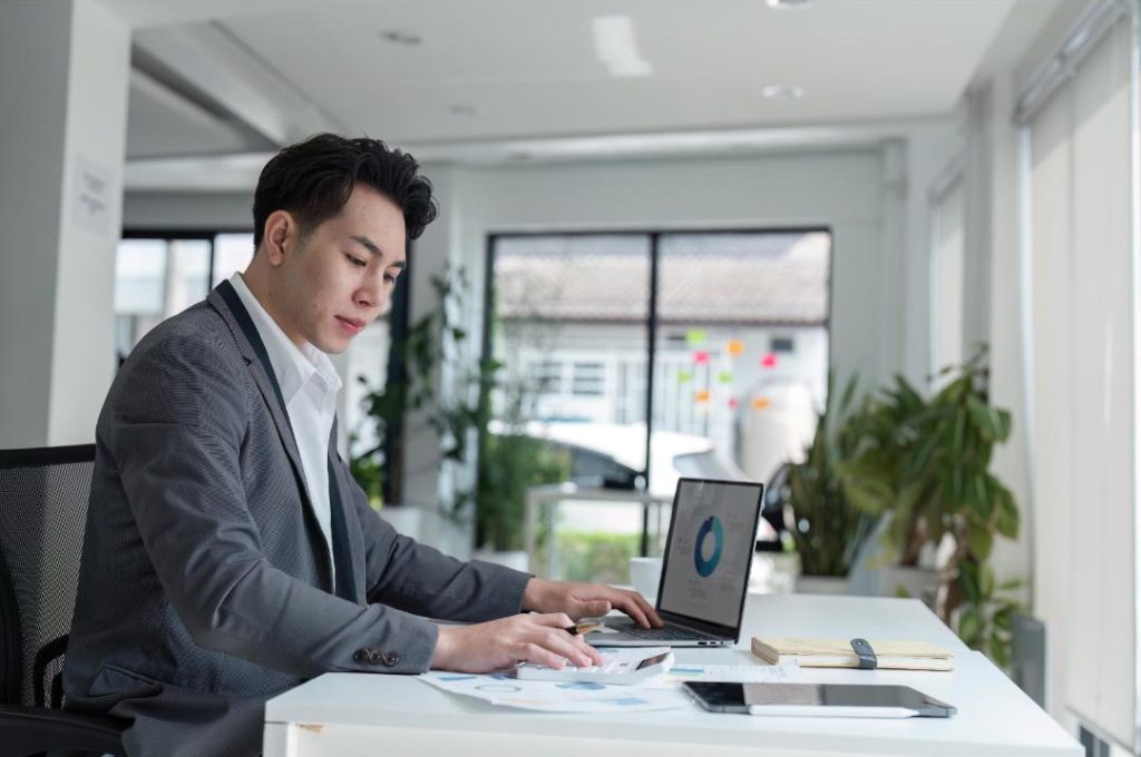 How to Write a Job Description That Attracts the Right Talent - Stafflink
